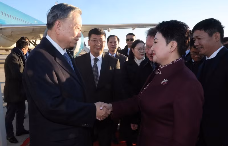 蒙古国外交部长巴特蒙赫·巴特策策格到机场送行。（图片来源：越通社）