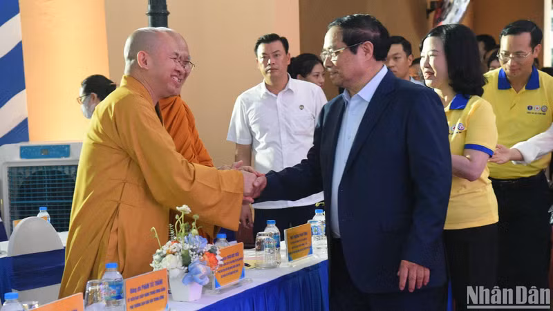 越南政府总理范明正出席“登记捐赠人体器官和组织活动”启动仪式。