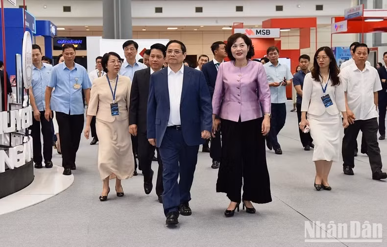 越南政府总理范明正前来出席2024年银行数字化转型论坛。