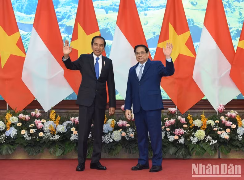 越南政府总理范明正和印尼总统佐科·维多多合影留念。
