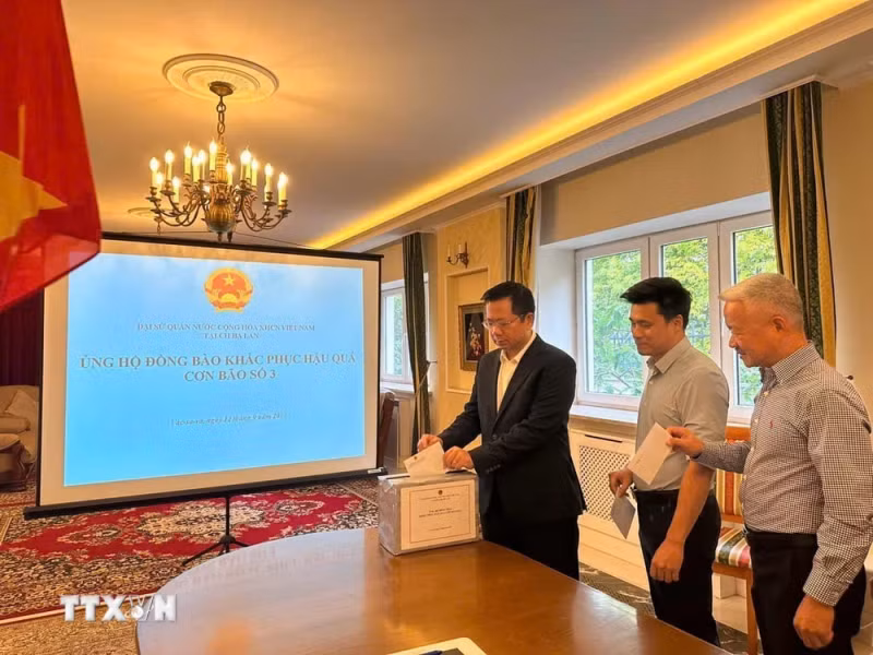 越南驻波兰大使馆发起了为第三号台风“摩羯”灾区民众捐款活动。（图片来源：越通社）