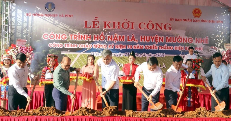 奠边省孟艺县南骆水库工程动工兴建。