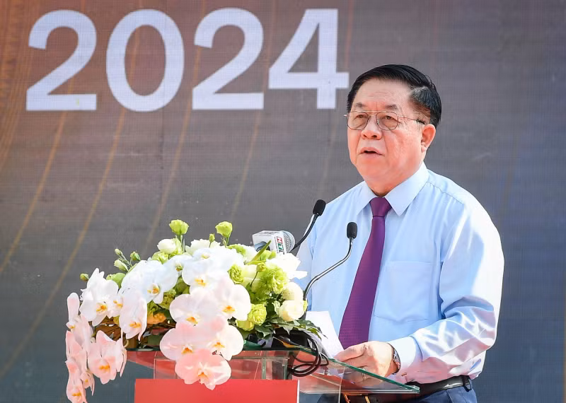 越共中央宣教部部长阮重义在会上发表讲话。