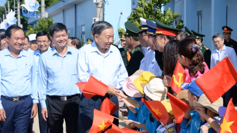 越共中央总书记、国家主席苏林造访昏果岛。