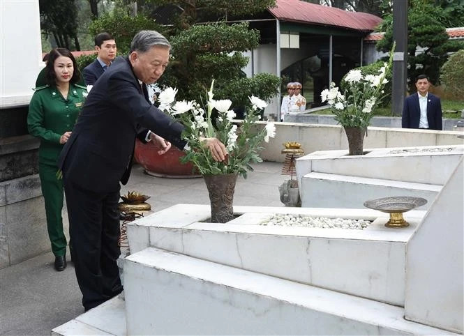 苏林总书记在河静省同禄丁字路口遗迹区敬献花圈。（图片来源：越通社）