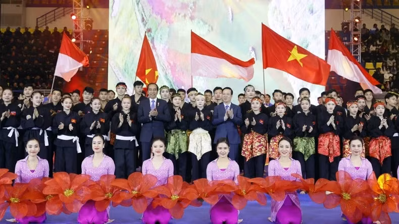 越南国家主席武文赏与印尼总统佐科·维多多和武生们合影。（图片来源：越通社）