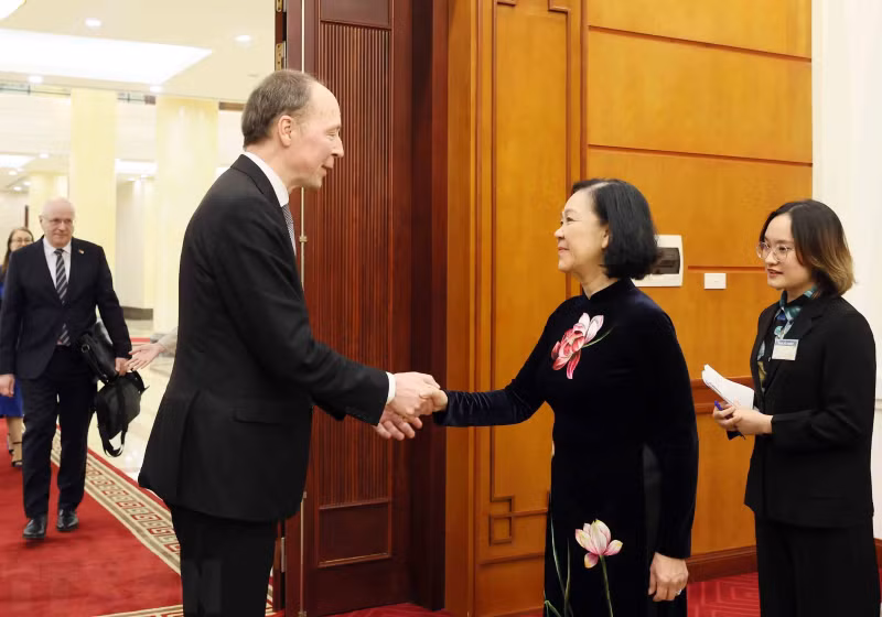 越共中央书记处常务书记张氏梅会见芬兰议会议长。（图片来源：越通社）