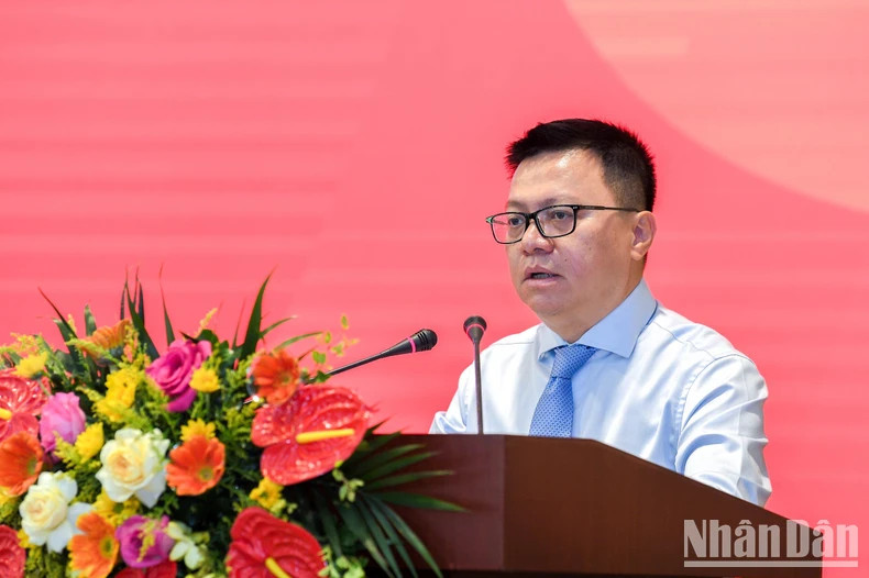 越共中央委员、《人民报》社总编辑、中央宣教部副部长、越南新闻工作者协会主席黎国明发表讲话。