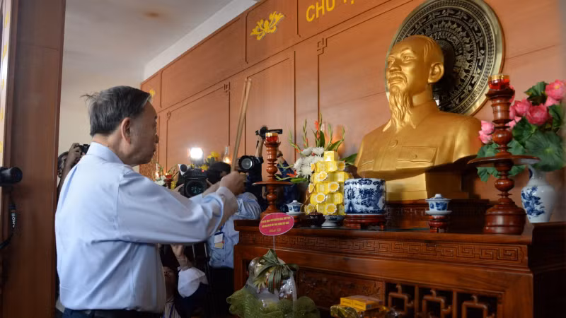 越共中央总书记、国家主席苏林在昏果岛上的胡伯伯纪念馆敬香。