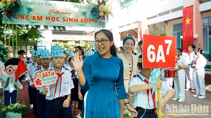 黎成功初中师生们喜迎新学年。