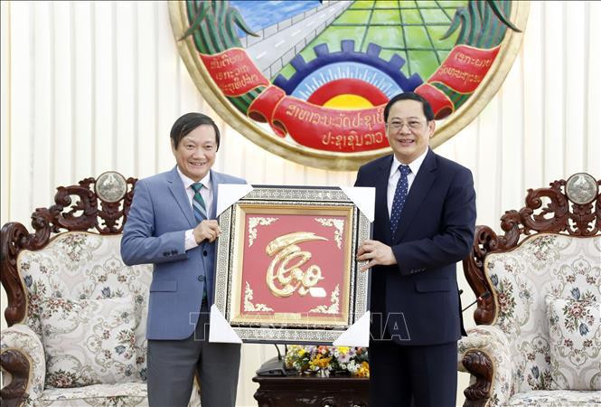 越南驻老挝大使阮伯雄向老挝政府总理宋赛·西潘敦转交越共中央总书记阮富仲致坎代·西潘敦同志的生日礼物。（图片来源：越通社）