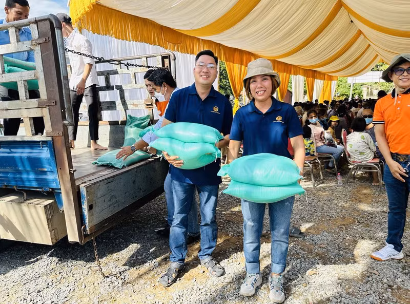 陈氏青绒女士及其员工向贫困者赠送大米。