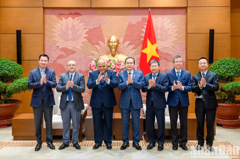 国会主席陈青敏、古巴驻越大使奥兰多·尼古拉斯·吉伦和各位代表合影留念。