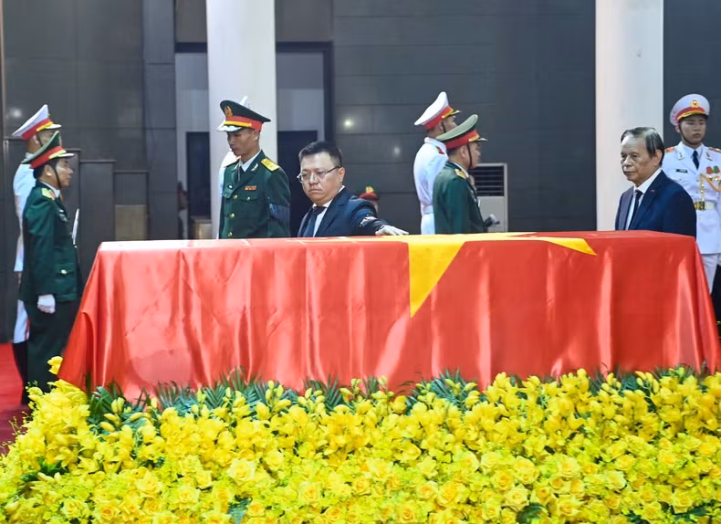 《人民报》社代表团在阮富仲总书记灵柩绕行，向总书记告别。