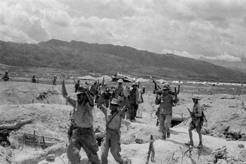 1954年4月22日，206号据点被我军摧毁，幸存者正在举手投降。（图片来源：越通社）