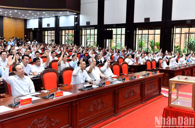 各位代表在闭幕会上表决。