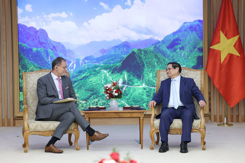 越南政府总理范明正会见法国新任驻越南大使奥利维尔·布罗谢。