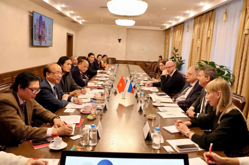 越南社会科学翰林院代表团与俄罗斯总统国民经济与公共管理学院领导举行工作座谈。（图片来源：越通社）