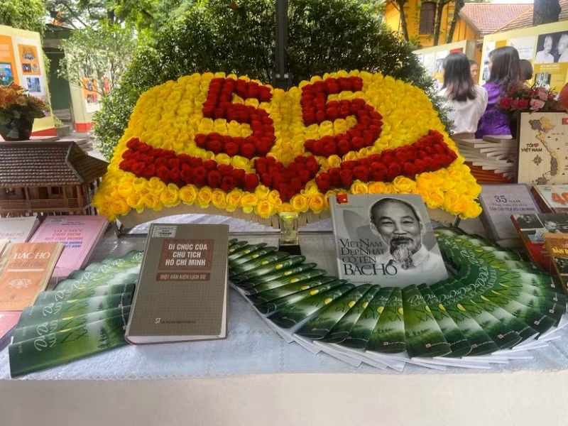 "胡志明主席遗嘱 - 永恒的价值和生命力"国家级展览在主席府的胡志明主席故居开幕。（图片来源：越通社）