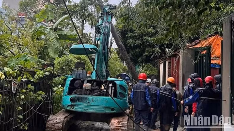 永福省公安清理因台风而倒下的树木。