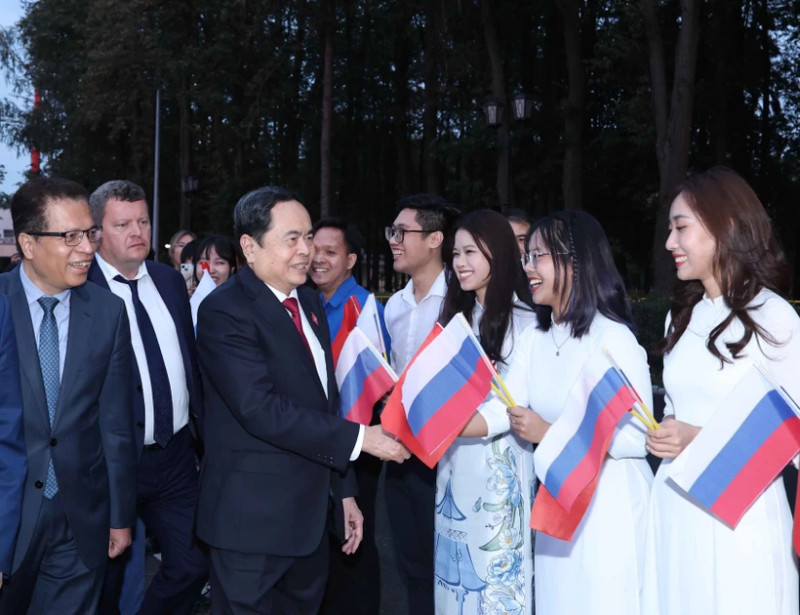 越南国会主席陈青敏欢送仪式在俄罗斯联邦莫斯科伏努科沃机场举行。（图片来源：越通社）