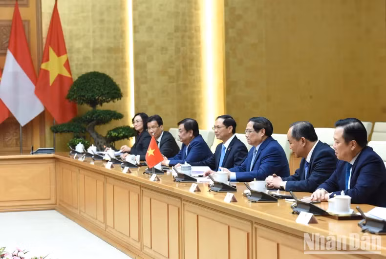 越南政府成员出席会见。