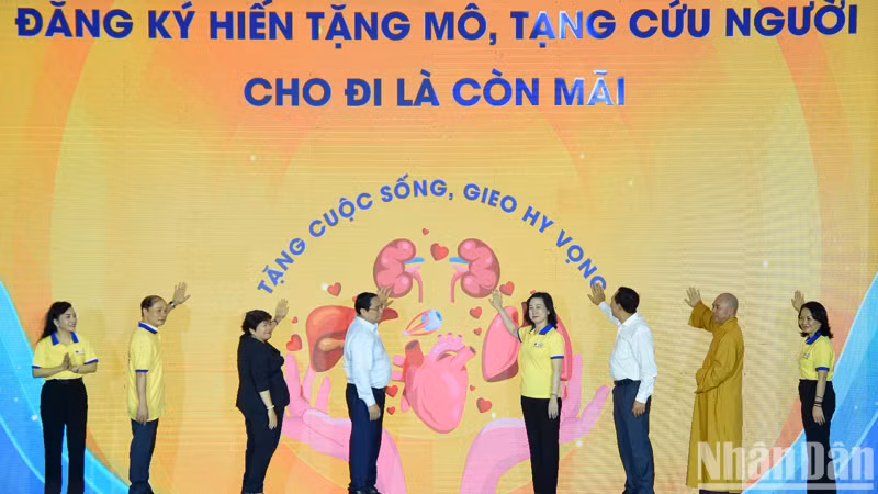 范明正总理和与会代表出席启动仪式。