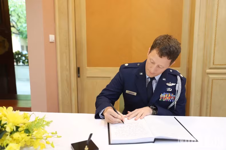 美国驻泰国大使馆代表吊唁阮富仲总书记逝世并吊唁簿上留言。