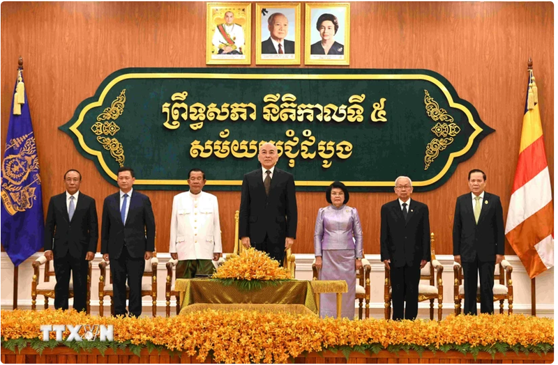 柬埔寨国王诺罗敦·西哈莫尼（中）主持柬埔寨第五届参议院第一次会议开幕式。（图片来源：越通社）