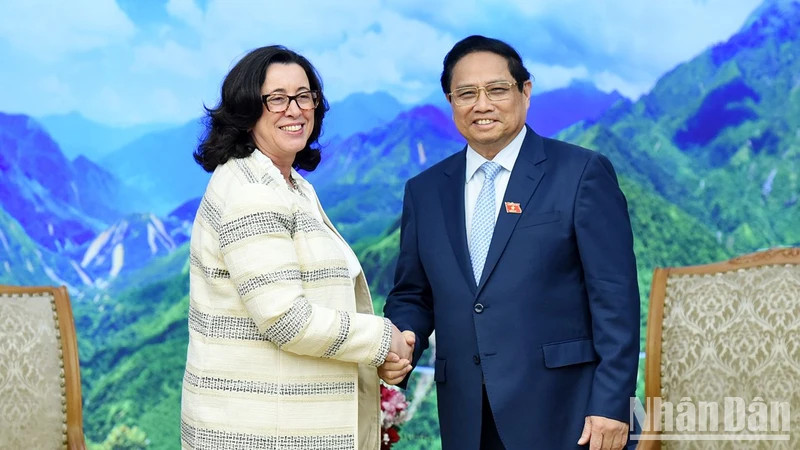越南政府总理范明正会见世行副行长曼努埃拉·费罗。（陈海 摄）