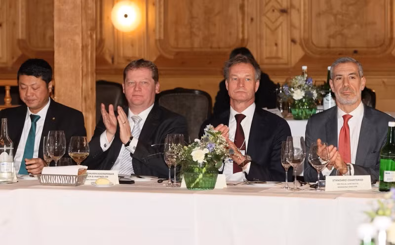 各位投资商代表出席座谈会。