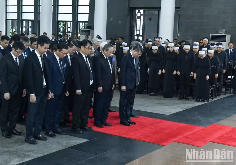 越共中央组织部代表团吊唁越共中央总书记阮富仲逝世。