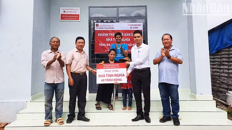 《人民报》社常驻崑嵩省代表处，越南农业与农村发展银行崑嵩省分行和沙平乡人民委员会在崑嵩省沙泰县沙平乡卡卑村联合举行仪式，向伊勇女士家庭移交爱心房。