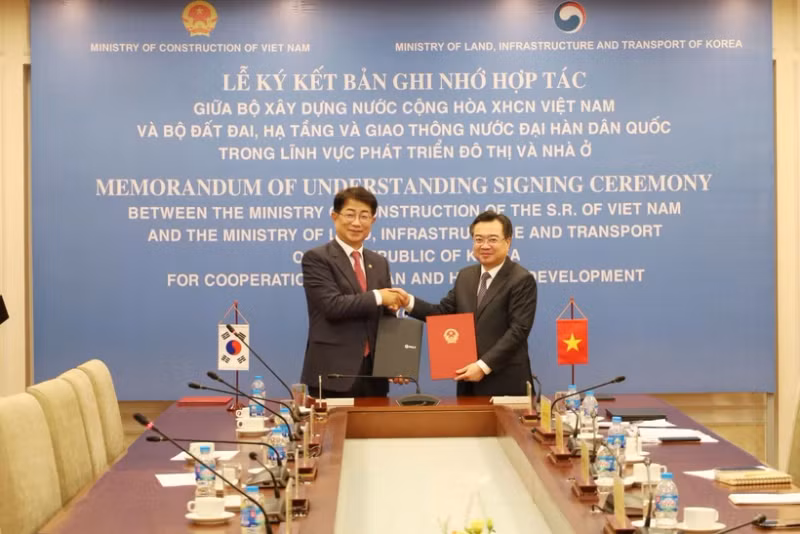 越南建设部部长阮青毅与韩国国土交通部长官朴相宇签署谅解备忘录。（图片来源：越通社）