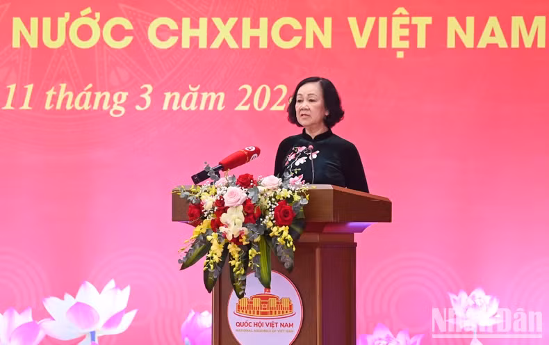 越共中央政治局委员、中央书记处常务书记、中央组织部部长张氏梅发表讲话。