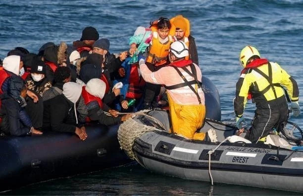 载有移民的船只在从法国穿越英吉利海峡前往英国时发生故障，并获救。（图片来源：盖蒂图片社/越通社）