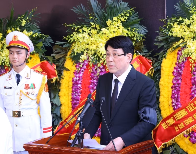 越共中央政治局委员、中央书记处常务书记、葬礼组委会主任梁强在安葬仪式上致答谢词。