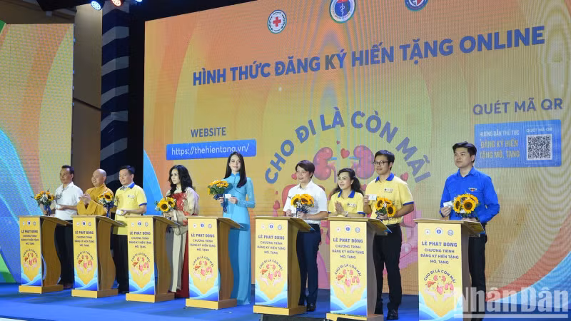 与会代表登记捐赠人体器官。