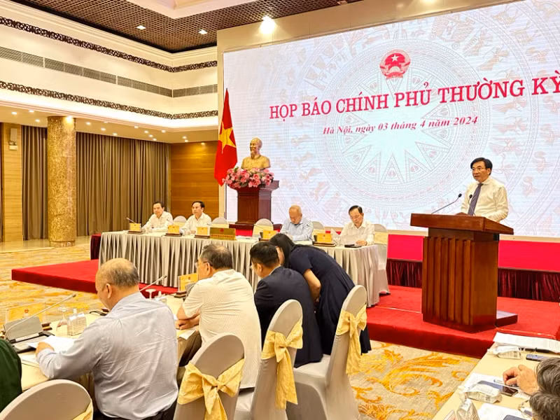 政府例行新闻发布会场景。（图片来源：越通社）