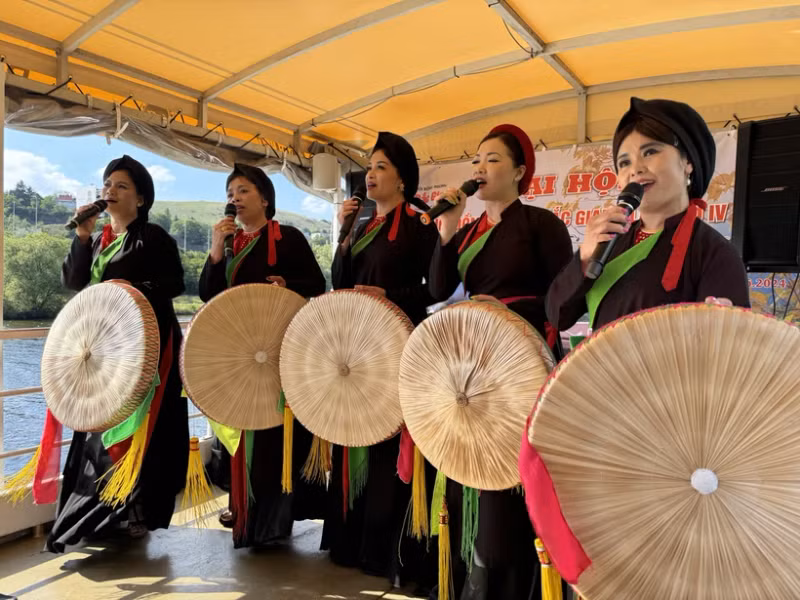在欧洲唱响越南官贺民歌。（图片来源：越通社）