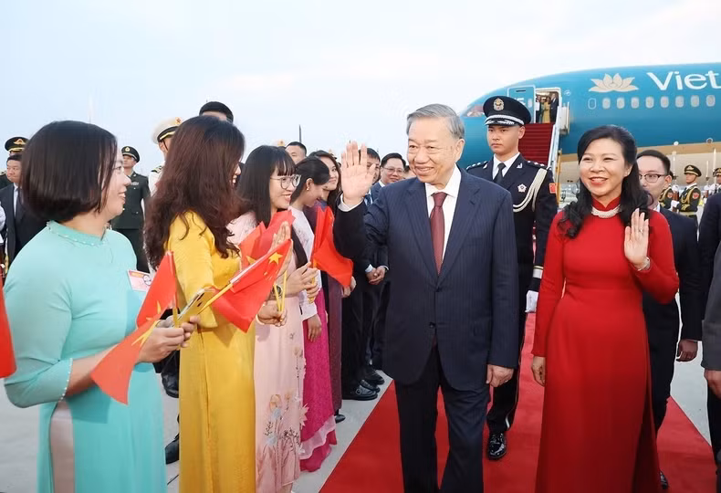 越南驻华大使馆工作人员和诸多旅居中国越南人代表在机场迎接苏林同志和夫人。