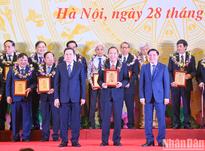 国会主席陈青敏和国会秘书长、国会办公厅主任裴文强祝贺模范科技知识分子。