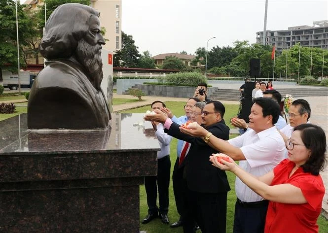 代表们向伟大诗人泰戈尔雕像敬献鲜花。（图片来源：越通社）