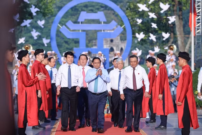 范明正总理出席河内“和平文化节”。（图片来源：VGP）