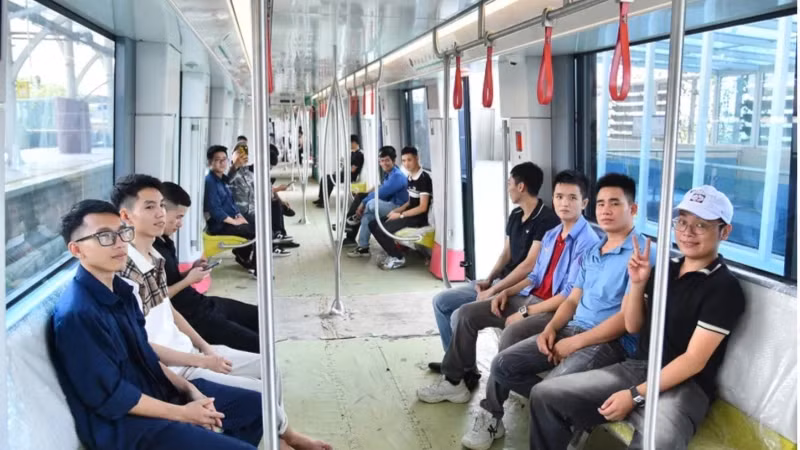 8月7日，大量民众和游客有机会体验乘坐呠-河内火车站，从S1站到S8站的高架地铁段的旅程。