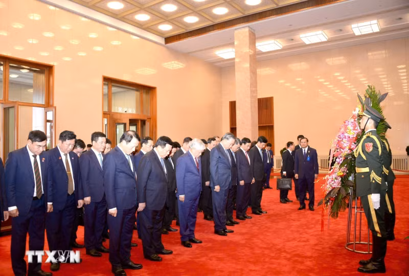 越共中央总书记、国家主席苏林及与会代表为毛泽东主席默哀一分钟。