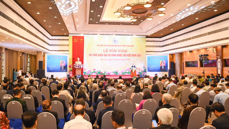 表彰大会场景。