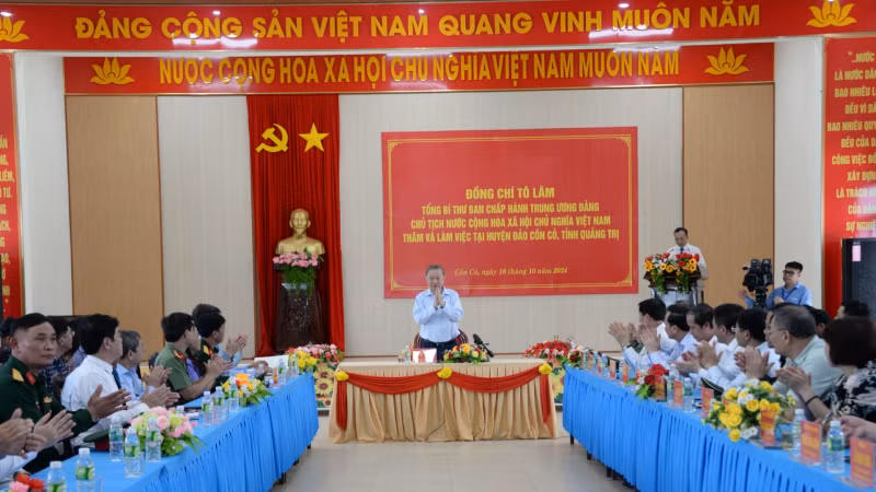 越共中央总书记、国家主席苏林同昏果岛干部、战士和人民会面。