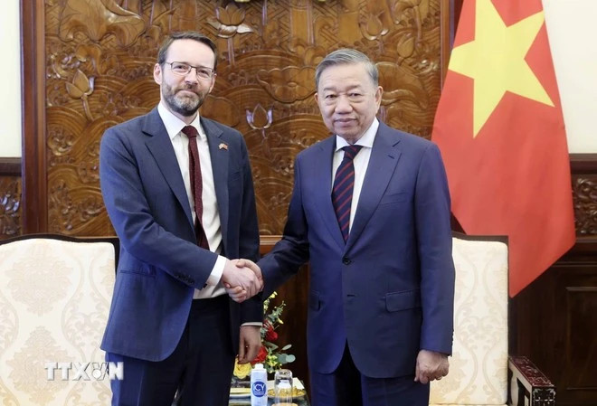 越南国家主席苏林和英国驻越南大使伊恩·弗鲁。(图片来源:越通社)