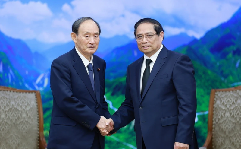 越南政府总理范明正会见日本首相特使、前首相菅义伟。（图片来源：越通社）